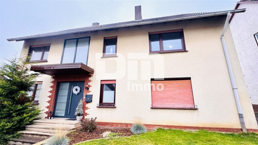 Gepflegtes Ein- bis Zweifamilienhaus + Garage, Terrasse und Balkon auf großem Grundstück - Frontansicht